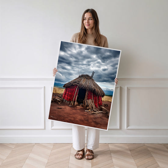 Poster Hutte africaine - Terre rouge et toit de chaume — Vierge - poster-femme-debout