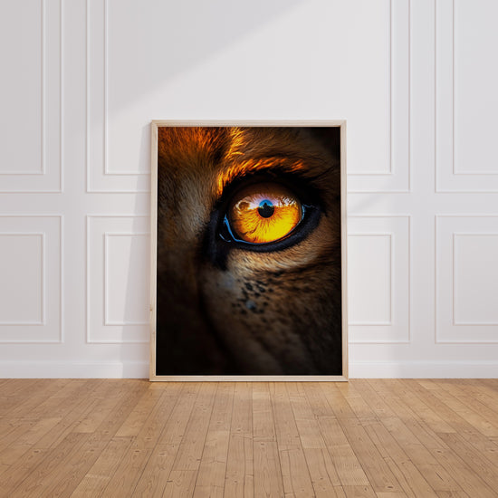 Poster Œil de lionceau - Regard doré et magnétique de la savane — Vierge - living-room