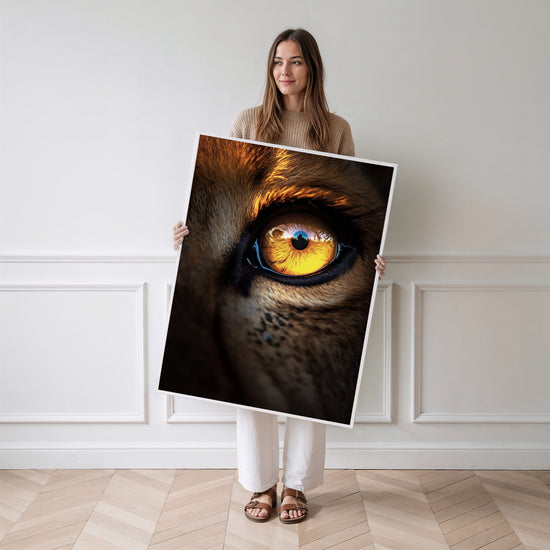 Poster Œil de lionceau - Regard doré et magnétique de la savane — Vierge - poster-femme-debout