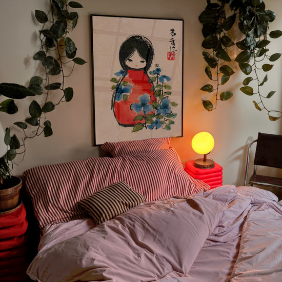 Poster japonais Fillette en kimono rouge - Grâce paisible et fleurs bleues — Chambre enfant - poster-garçon-lampe