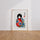 Poster japonais Fillette en kimono rouge - Grâce paisible et fleurs bleues — Vierge - living-room — passe-partout blanc
