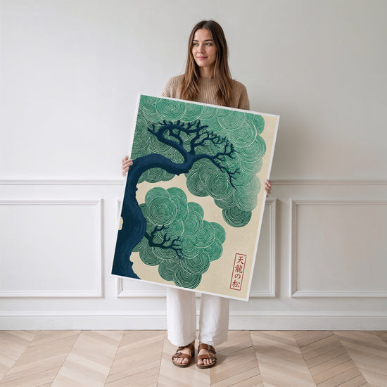 Poster japonais Pin centenaire - Douceur zen et sagesse tranquille — Vierge - poster-femme-debout