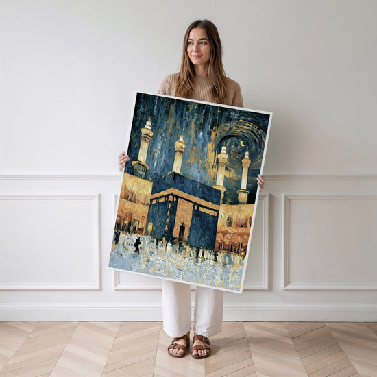 Poster Kaaba - Ferveur d'une nuit baignée de bleu et d'or — Vierge - poster-femme-debout