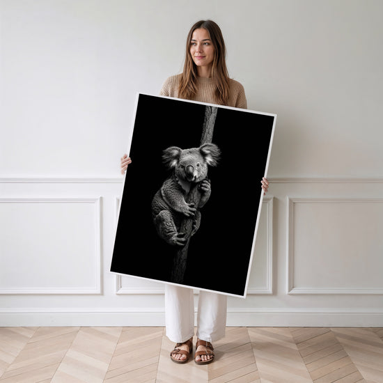 Poster Koala noir et blanc - Douceur paisible d'un regard tendre — Vierge - poster-femme-debout