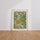 Poster Léopard - Camouflage félin dans une jungle verte et dorée — Vierge - living-room — passe-partout blanc