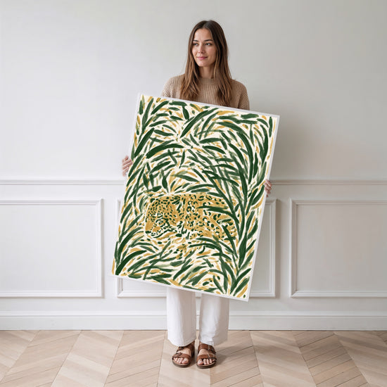 Poster Léopard - Camouflage félin dans une jungle verte et dorée — Vierge - poster-femme-debout