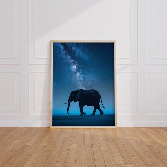 Poster Éléphant sous les étoiles - Silhouette majestueuse et Voie lactée — Vierge - living-room