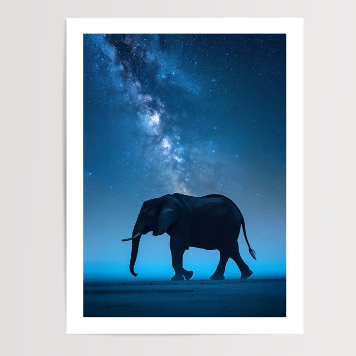 Poster Éléphant sous les étoiles - Silhouette majestueuse et Voie lactée — Vierge - poster-presentation-produit — passe-partout blanc