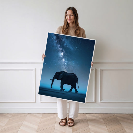 Poster Éléphant sous les étoiles - Silhouette majestueuse et Voie lactée — Vierge - poster-femme-debout