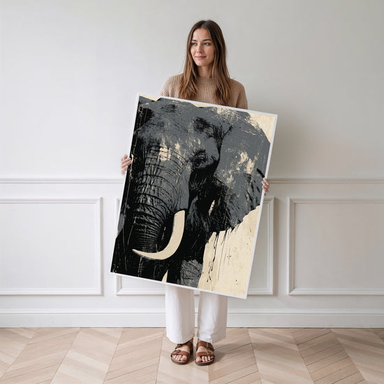 Poster Éléphant - Une présence tranquille en noir et beige — Vierge - poster-femme-debout