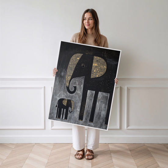Poster Éléphants africains - Duo majestueux en noir et or — Vierge - poster-femme-debout