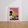 Poster La Grande Vague d'Hokusai - Version rose pop et noir profond — Vierge - living-room — passe-partout blanc