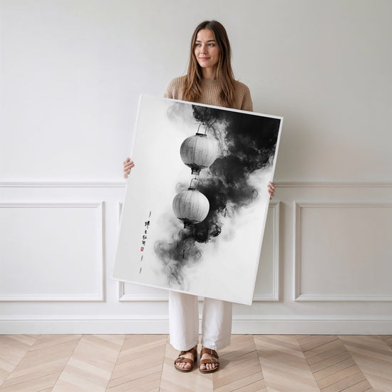 Poster Lanterne japonaise - Lueur paisible dans l'encre — Vierge - poster-femme-debout