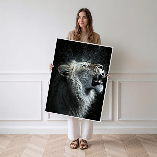 Poster Lion blanc - La force tranquille d'un rugissement royal — Vierge - poster-femme-debout