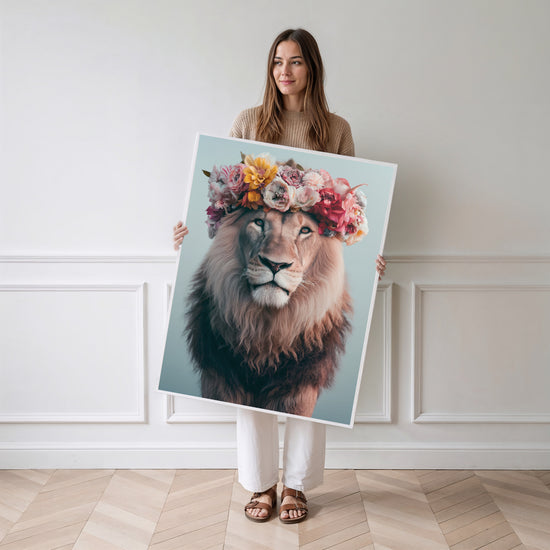 Poster Lion couronné de fleurs - Force paisible et douceur bucolique — Vierge - poster-femme-debout