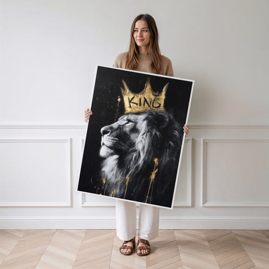 Poster Lion couronné - Street art noir et or au caractère royal — Vierge - poster-femme-debout