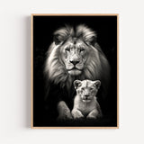 Poster Lion et lionceau - Tendresse sauvage en noir et blanc