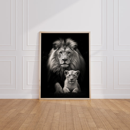 Poster Lion et lionceau - Tendresse sauvage en noir et blanc — Vierge - living-room