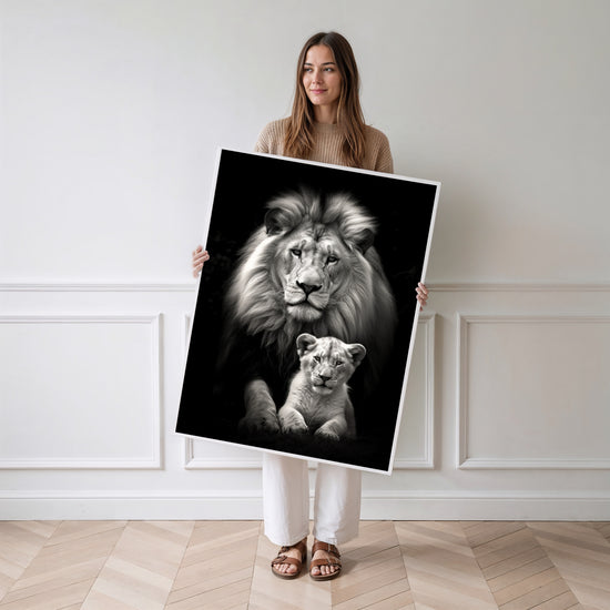 Poster Lion et lionceau - Tendresse sauvage en noir et blanc — Vierge - poster-femme-debout
