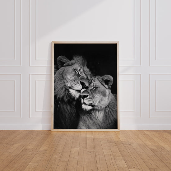 Poster Lion et Lionne - Étreinte complice en noir et blanc — Vierge - living-room