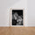 Poster Lion et Lionne - Étreinte complice en noir et blanc — Vierge - living-room — passe-partout blanc