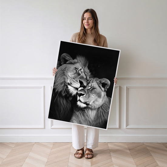 Poster Lion et Lionne - Étreinte complice en noir et blanc — Vierge - poster-femme-debout