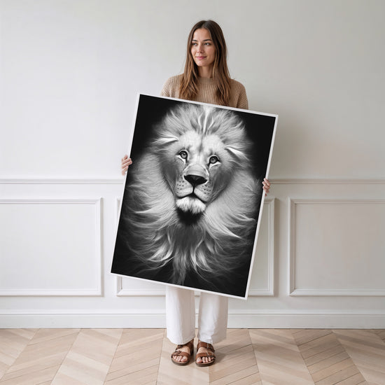 Poster Lion noir et blanc - Le regard puissant du roi des animaux — Vierge - poster-femme-debout
