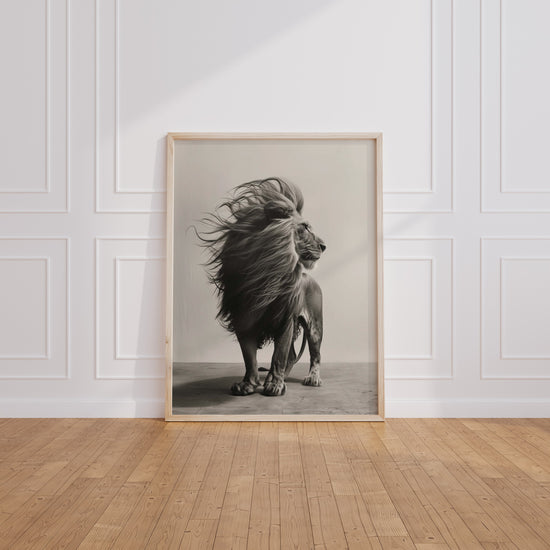 Poster Lion - Puissance tranquille et regard majestueux en noir et blanc — Vierge - living-room