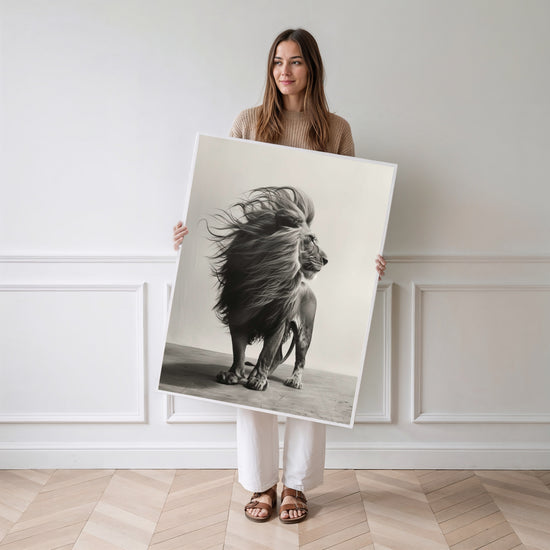 Poster Lion - Puissance tranquille et regard majestueux en noir et blanc — Vierge - poster-femme-debout