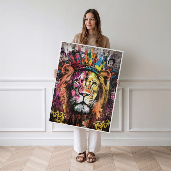 Poster Lion street art - L'esprit rebelle des murs de la ville — Vierge - poster-femme-debout