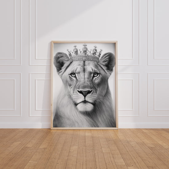 Poster Lionne couronnée - Allure royale en nuances de gris — Vierge - living-room