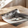 Poster Lionne couronnée - Allure royale en nuances de gris — Vierge - poster-enroullé