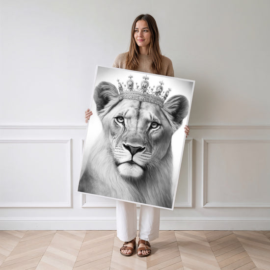 Poster Lionne couronnée - Allure royale en nuances de gris — Vierge - poster-femme-debout