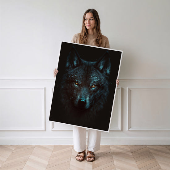Poster Loup noir - Regard sauvage et force tranquille — Vierge - poster-femme-debout