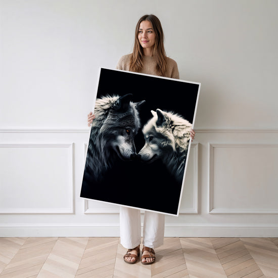 Poster Loups noir et blanc - Deux âmes unies par un regard — Vierge - poster-femme-debout