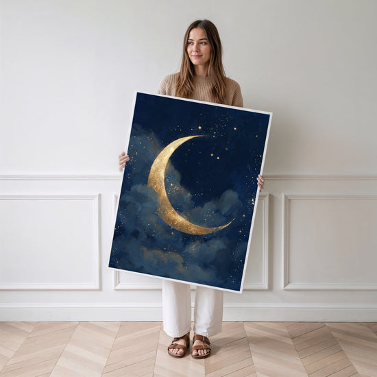 Poster Lune dorée - Douceur nocturne bleu et or pour chambre d'enfant — Vierge - poster-femme-debout