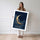 Poster Lune dorée - Douceur nocturne bleu et or pour chambre d'enfant — Vierge - poster-femme-debout — passe-partout blanc