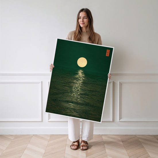 Poster Lune dorée sur mer émeraude - Quiétude zen et calligraphie orientale — Vierge - poster-femme-debout
