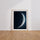 Poster Lune mystique - Douce évasion sous le ciel de nuit — Vierge - living-room — passe-partout blanc