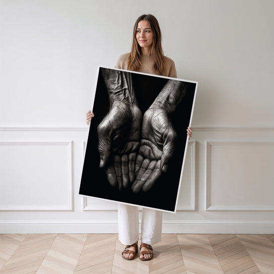 Poster Mains enlacées - Étreinte monochrome pleine de tendresse — Vierge - poster-femme-debout