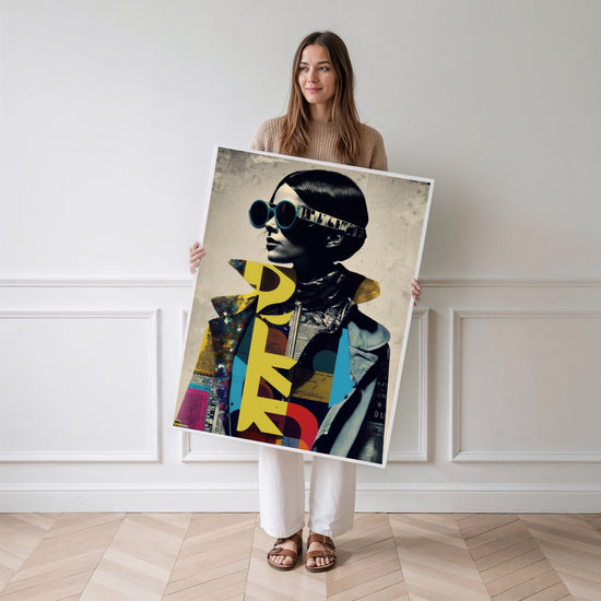 Urban mode poster – Popportret met kleurrijke typografieën — Leeg - staande vrouw met poster