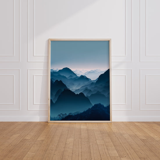 Poster Montagne zen - Cimes brumeuses et silence des sommets — Vierge - living-room