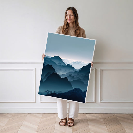 Poster Montagne zen - Cimes brumeuses et silence des sommets — Vierge - poster-femme-debout