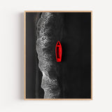 Poster mural Barque rouge - Éclat solitaire sur mer sombre