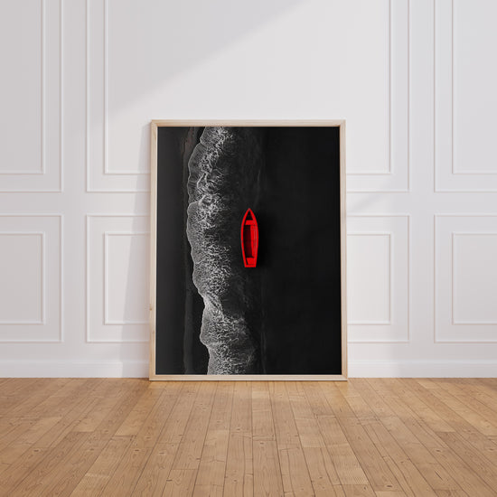 Poster mural Barque rouge - Éclat solitaire sur mer sombre — Vierge - living-room