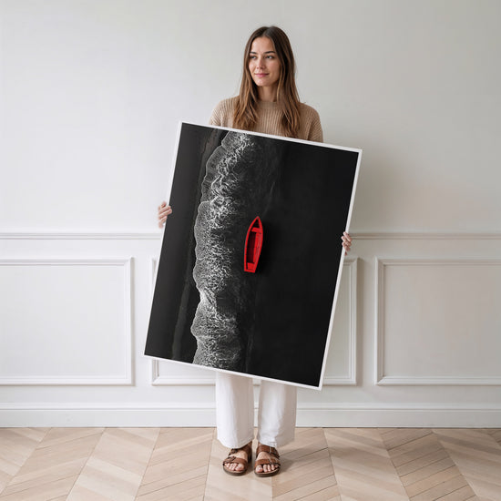 Poster mural Barque rouge - Éclat solitaire sur mer sombre — Vierge - poster-femme-debout