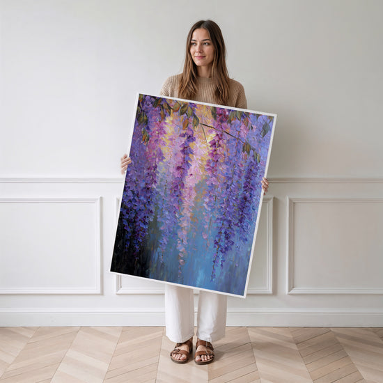 Poster mural Glycine - Cascade fleurie sous une lumière dorée — Vierge - poster-femme-debout