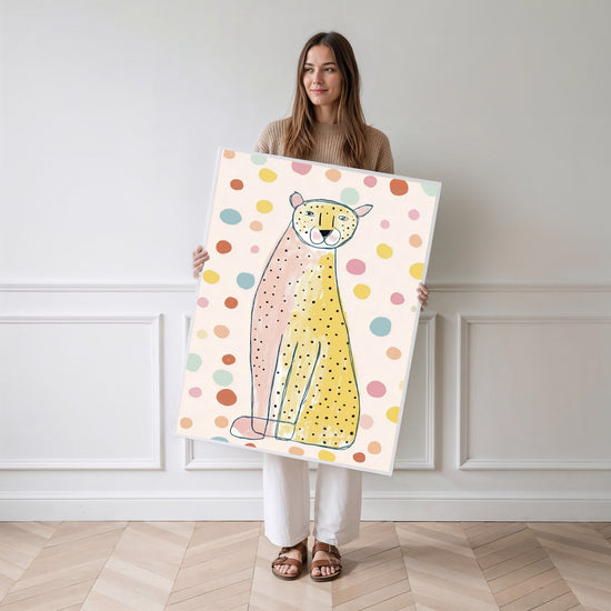 Poster mural Léopard pastel - Douceur rose et jaune pour la chambre — Vierge - poster-femme-debout