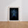 Poster mural Paon - Plumes irisées sur fond de nuit — Vierge - living-room — passe-partout blanc