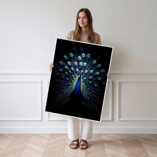 Poster mural Paon - Plumes irisées sur fond de nuit — Vierge - poster-femme-debout